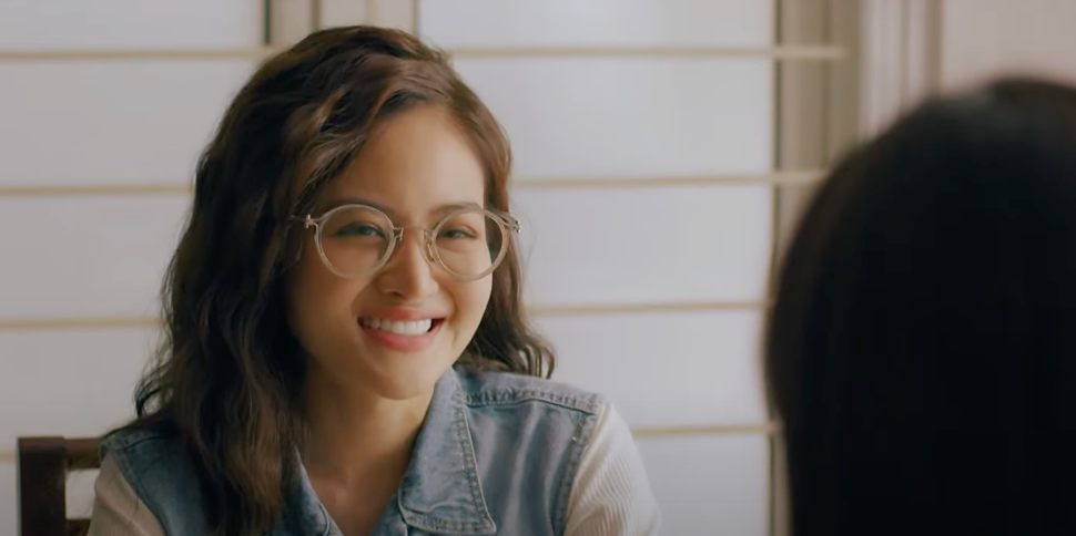 Ly (Thùy Anh) kể với Trang (Lương Thanh) rằng nếu Tú (Đình Tú) không nghỉ học, chuyển nghề, hai người sẽ thân thiết hơn bây giờ. Ảnh: CMH.