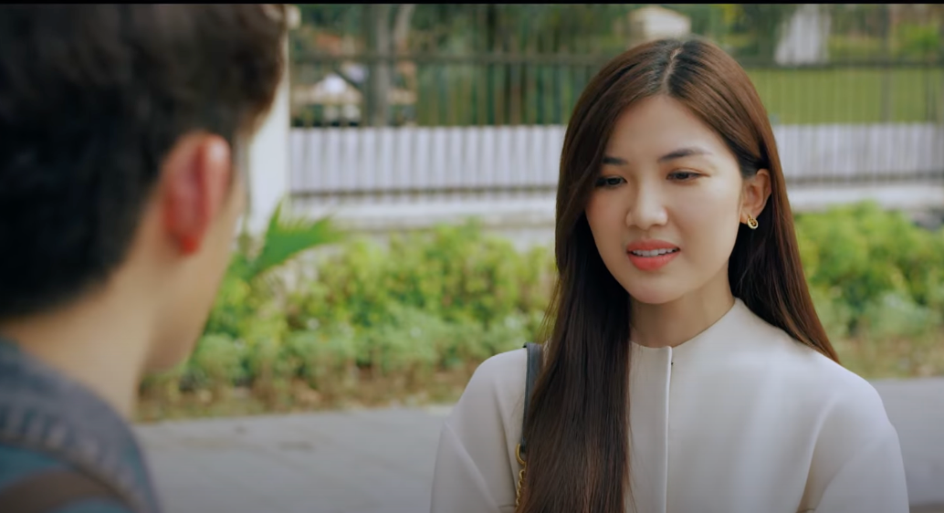 Tú (Đình Tú) hỏi Trang (Lương Thanh) về vấn đề bạn thân khác giới. Ảnh: CMH.