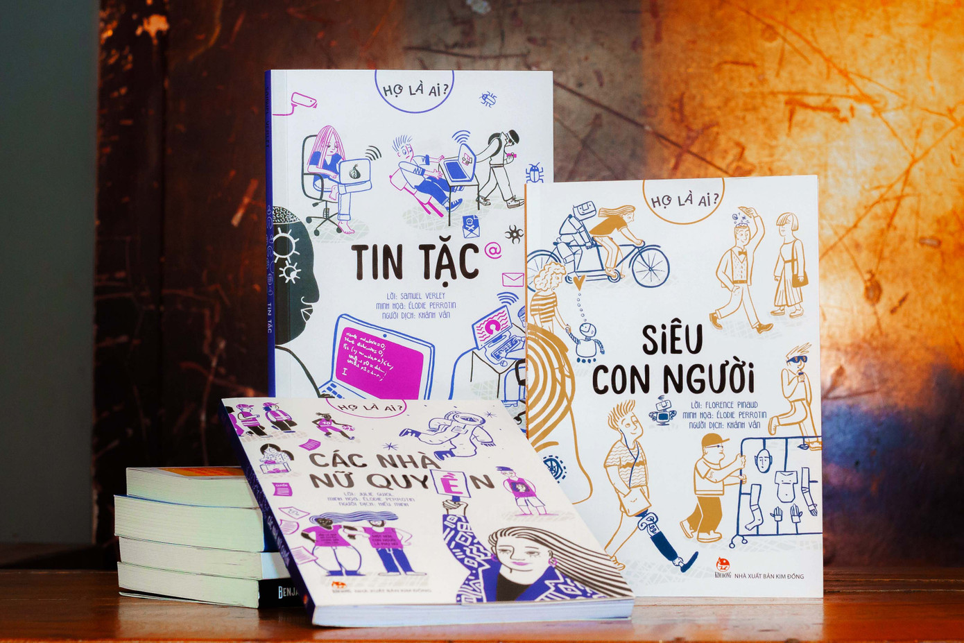 Bộ sách Họ là ai? viết về những vấn đề thời sự nóng hổi trong xã hội. Bộ sách Họ là ai? viết về những vấn đề thời sự nóng hổi trong xã hội.