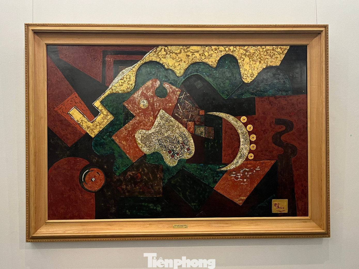 Những tác phẩm sơn mài thể hiện trạng thái cảm nghĩ của tác giả về con người, cuộc đời, thiên nhiên với bảng màu phong phú, mới mẻ.