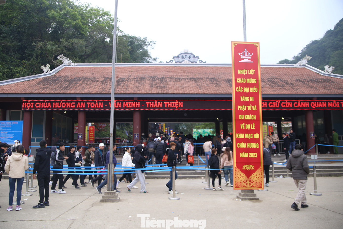 Du khách mua vé điện tử và di chuyển bằng xe điện vào bến đò Suối Yến nếu đi từ cổng Hội Xá. Vé xe điện có giá 10.000 đồng/người/lượt, đồng giá cho các tuyến. Ảnh: GIA LINH.