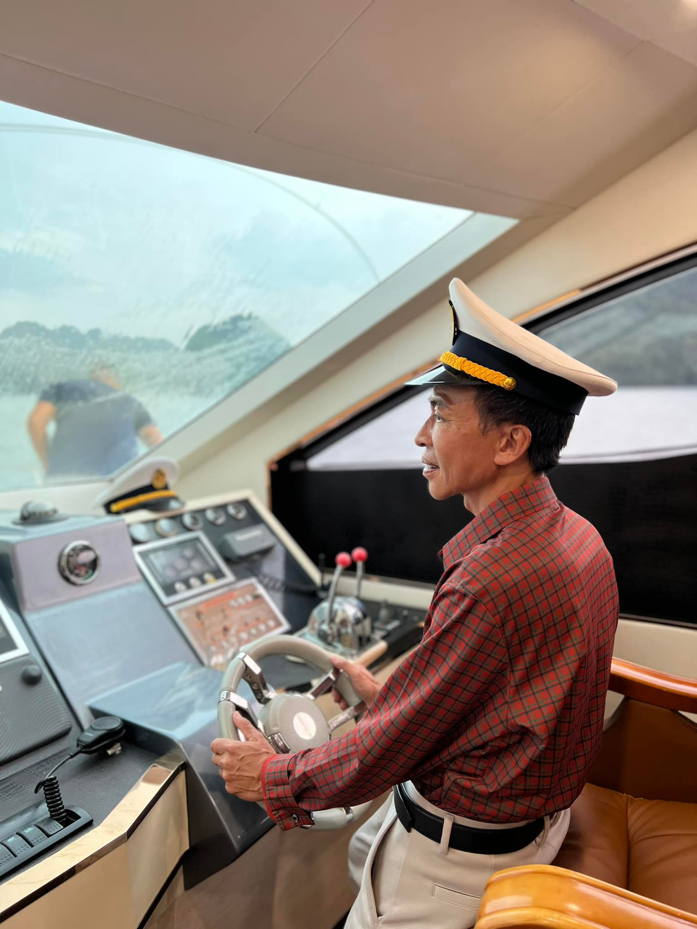 Ca sĩ Việt Hoàn thông báo độc thân trên trang Facebook cá nhân.