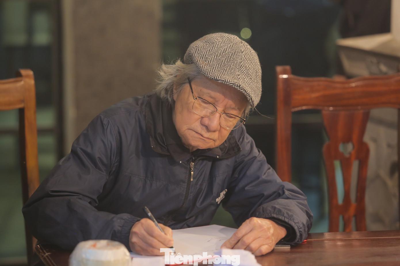 "Cầu chúc anh thanh thản nơi vĩnh hằng. Rất nhớ thương những ngày cùng anh làm Hà Nội trong mắt ai. Rất cảm thán về cuộc đời trong sáng nhưng thiệt thòi của anh", đạo diễn Trần Văn Thủy viết những lời cuối dành cho NSƯT Văn Vượng. Ảnh: DUY PHẠM.