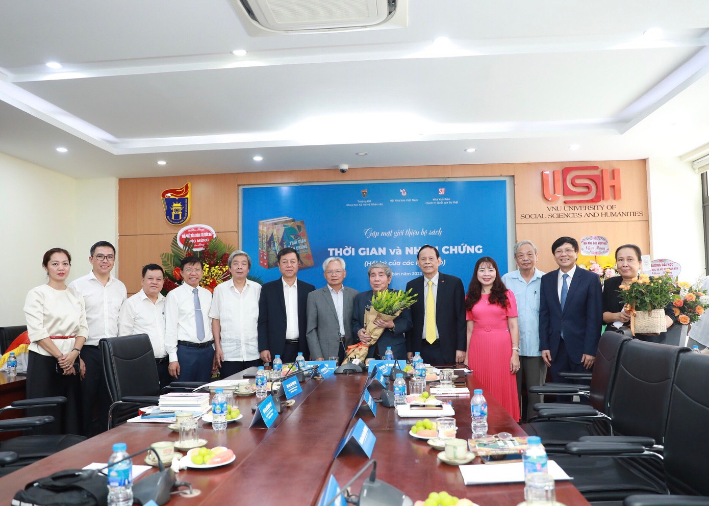 Nhiều nhà báo của các thế hệ gặp nhau dịp giới thiệu bộ sách Thời gian và nhân chứng. Nhiều nhà báo của các thế hệ gặp nhau dịp giới thiệu bộ sách Thời gian và nhân chứng.