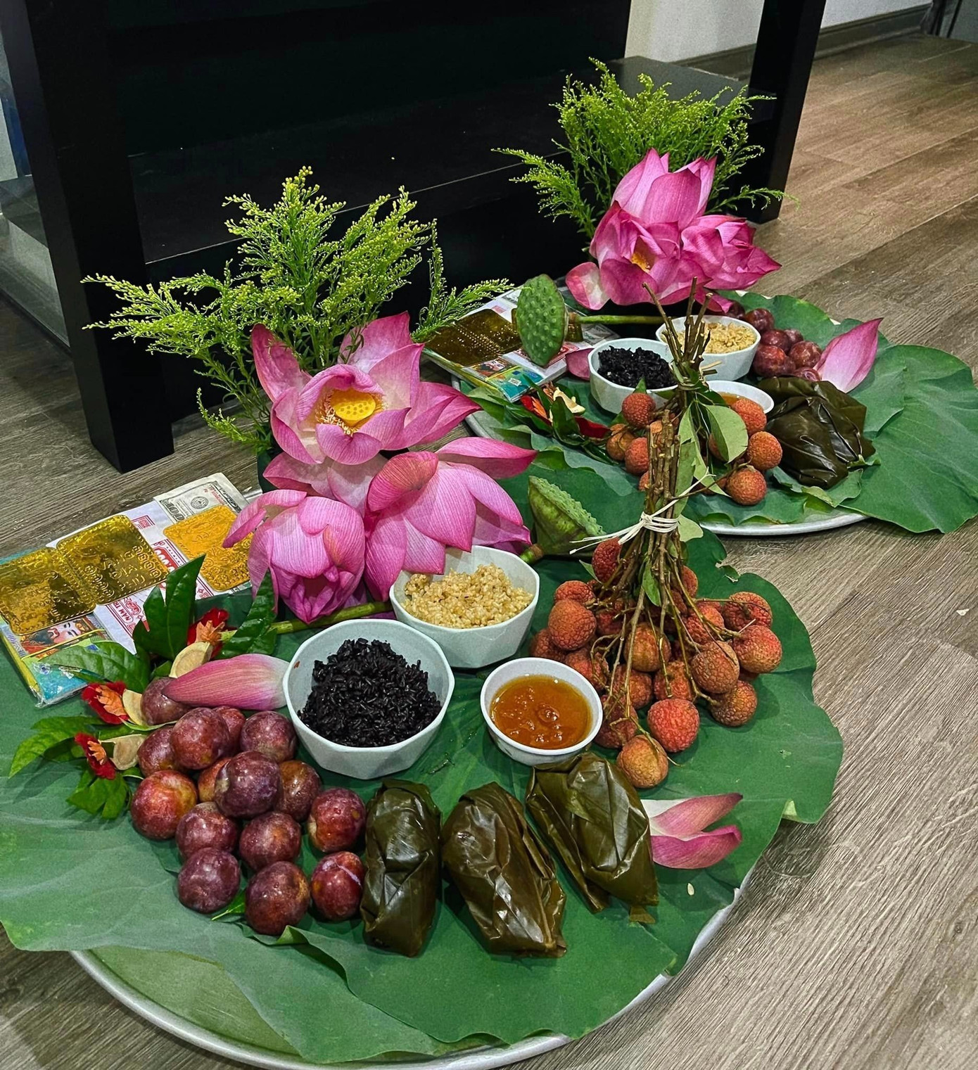 Mâm cỗ cúng ngày Tết Đoan Ngọ được chuẩn bị công phu, đẹp mắt.