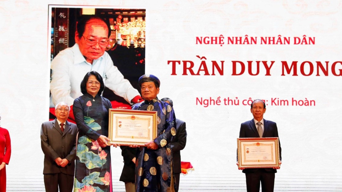 Nghệ nhân Nhân dân nghề kim hoàn được trao cho nghệ nhân Trần Duy Mong trong đợt trao tặng danh hiệu năm 2022. Ảnh: Trần Việt.