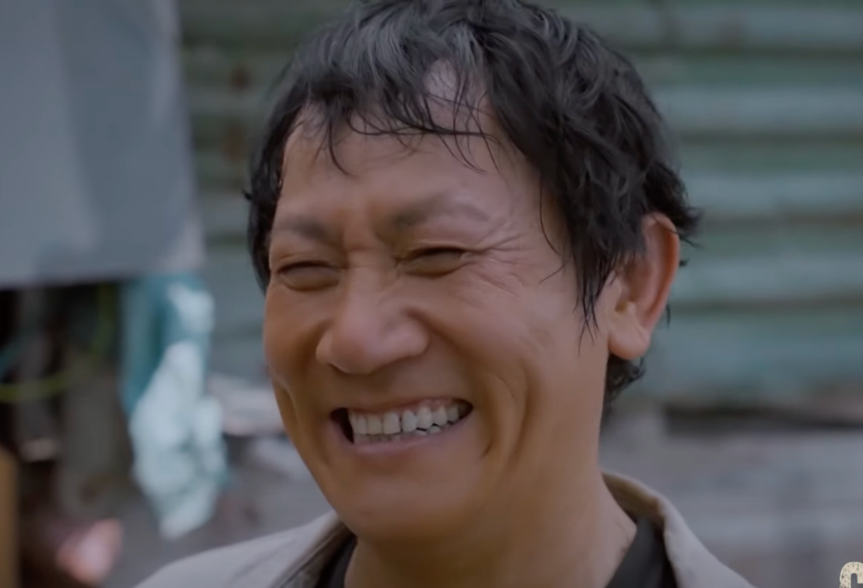 Lưu (NSƯT Hoàng Hải) đùa rằng nếu Bát (Tuấn Anh) ngủ một &quot;giấc ngàn thu&quot; thì tốt. Ảnh: CMH.