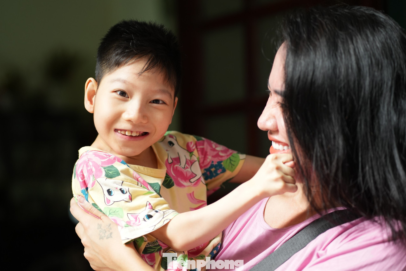 Trước khi đi làm, Minh Cúc (vai Bình) phải hoàn thành "thủ tục" chào tạm biệt con gái Tú Minh. Tú Minh luôn là nguồn động lực lớn nhất để cô cố gắng. Ảnh:Trọng Quân.