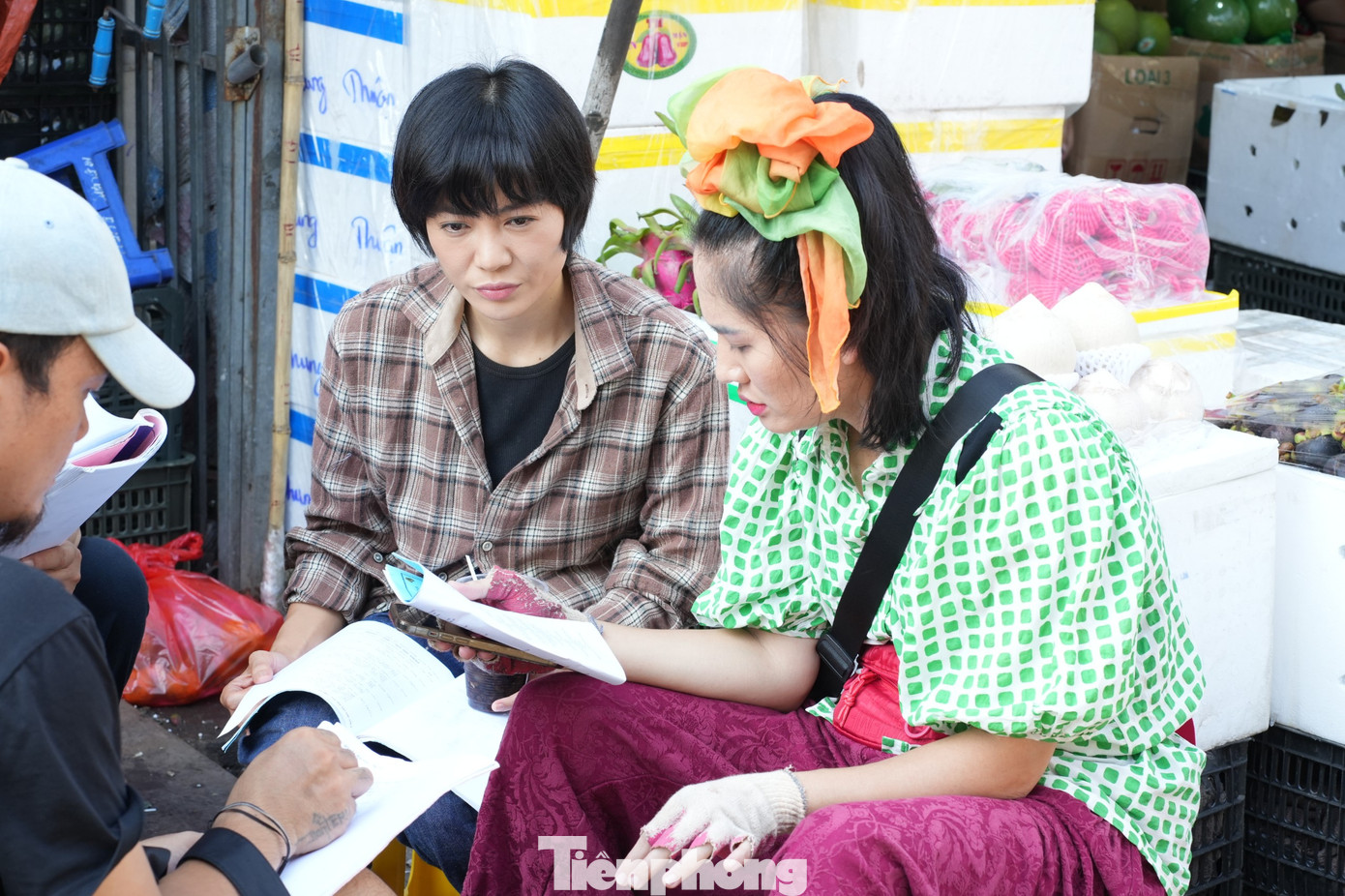 Trước khi vào set quay, diễn Minh Cúc và Thanh Hương phải khớp thoại với đạo diễn, NSƯT Nguyễn Danh Dũng. Cả hai rất tập trung để không mắc sai lầm khi máy chạy. Ảnh: Trọng Quân.