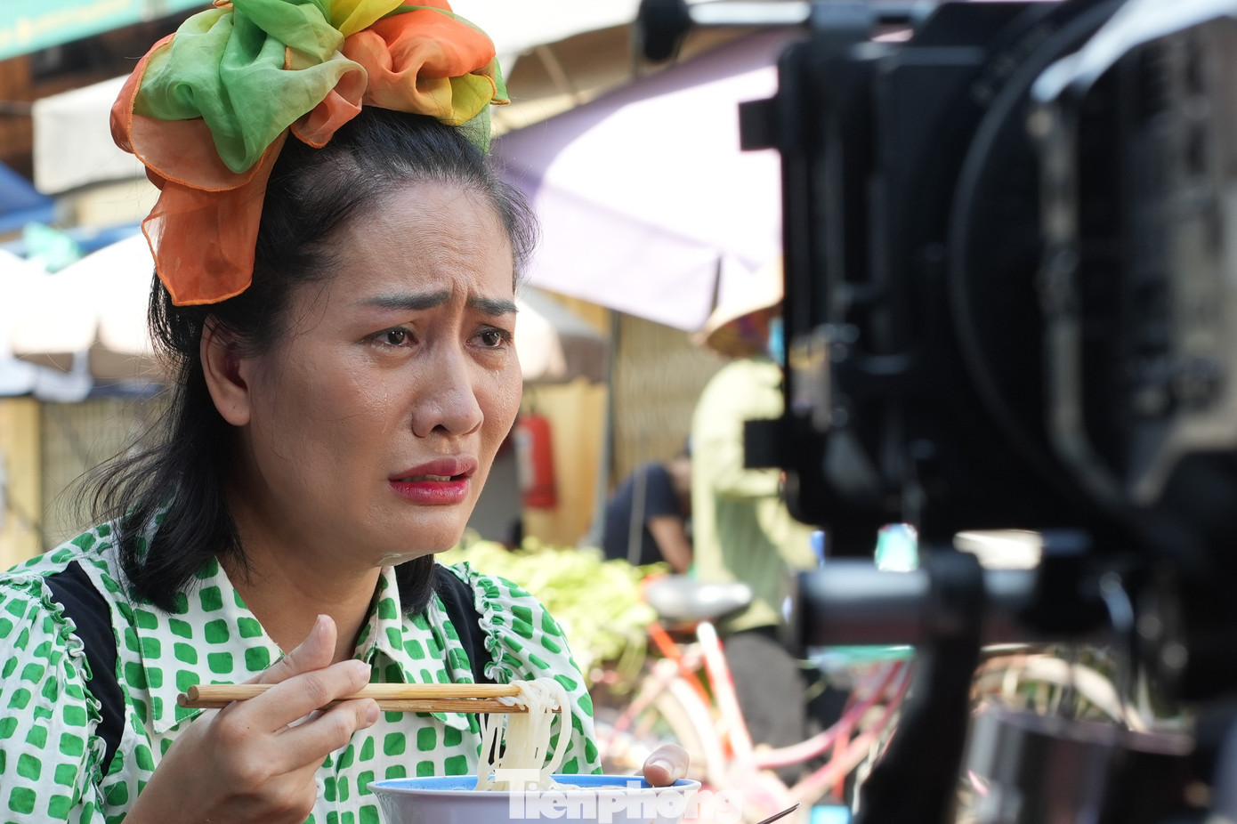 Việc vừa khóc, vừa ăn, vừa diễn không phải công việc đơn giản nhưng Minh Cúc chỉ cần vài phút. Phân cảnh chỉ phải thực hiện 2 lần với một máy cận và máy toàn. Ảnh: Trọng Quân.