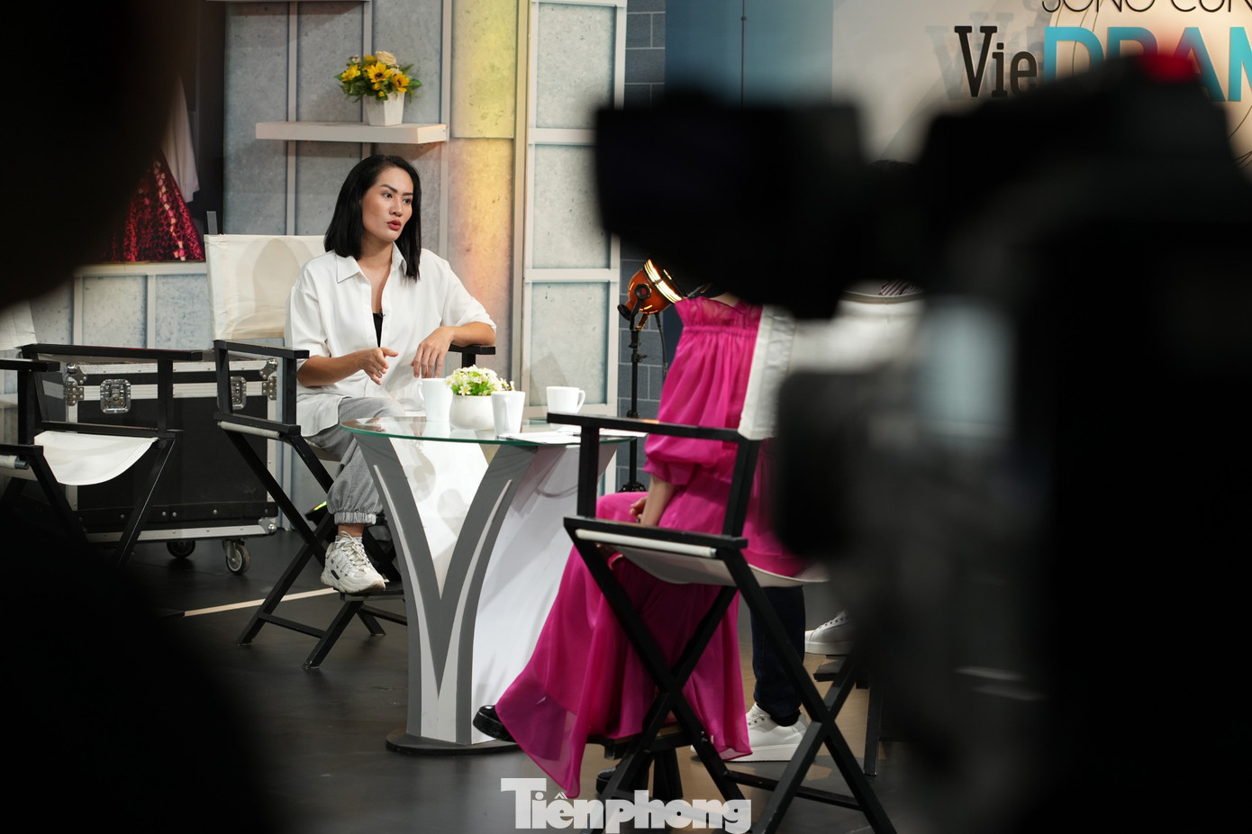 Ngày cuối cùng làm việc với đoàn làm phim Cuộc đời vẫn đẹp sao cũng là ngày rất bận rộn với Minh Cúc. Sau khi kết thúc những phân cảnh cuối cùng ở chợ, cô có lịch quay talk show tại đài truyền hình. Ảnh: Trọng Quân.