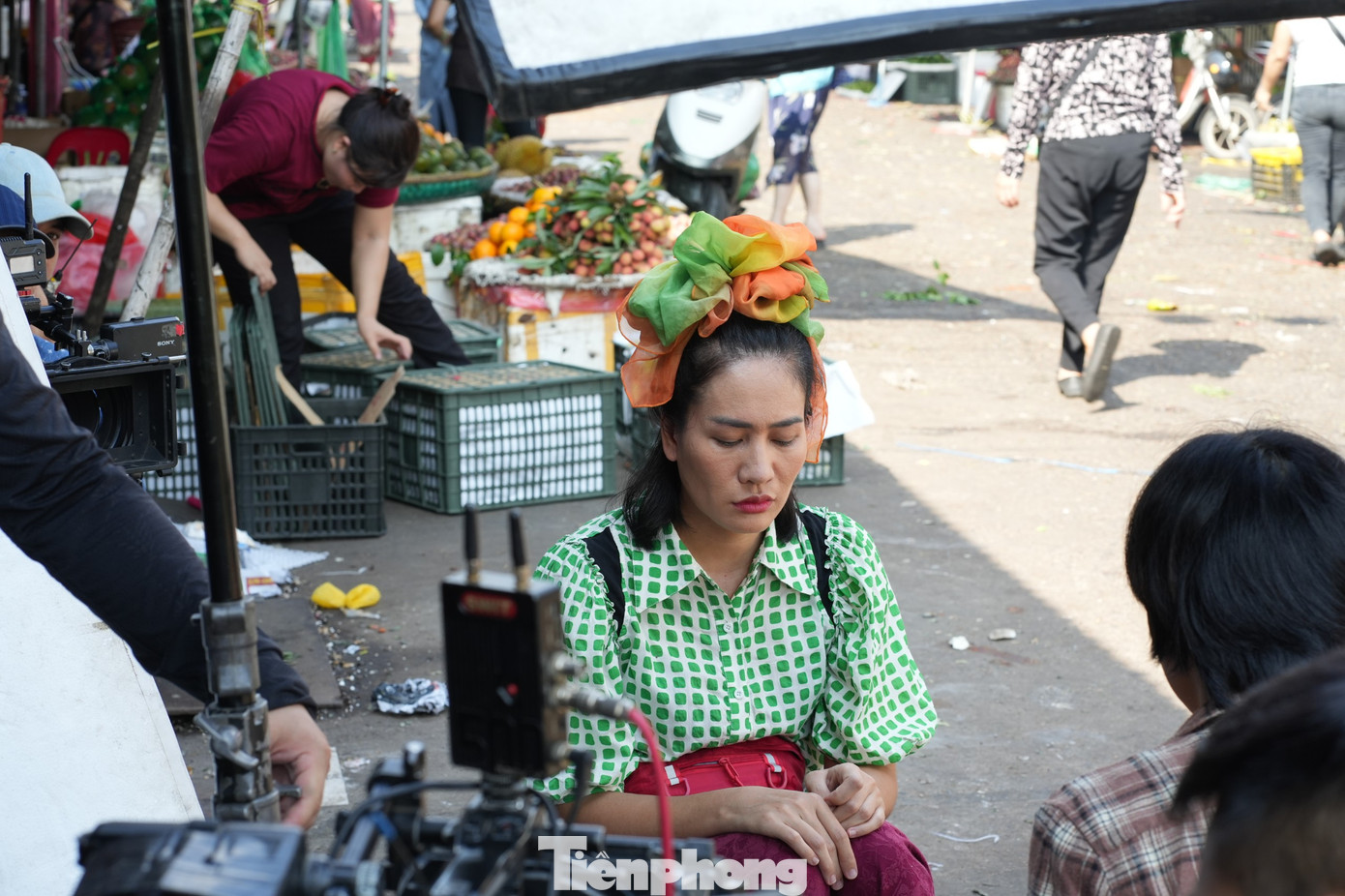 Minh Cúc (vai Bình) tập trung nhẩm thoại, nắm bắt cảm xúc nhân vật trước khi cảnh quay bắt đầu. Trước khi khởi quay, Minh Cúc và Thanh Hương diễn tập kỹ càng. Ảnh: Trọng Quân.