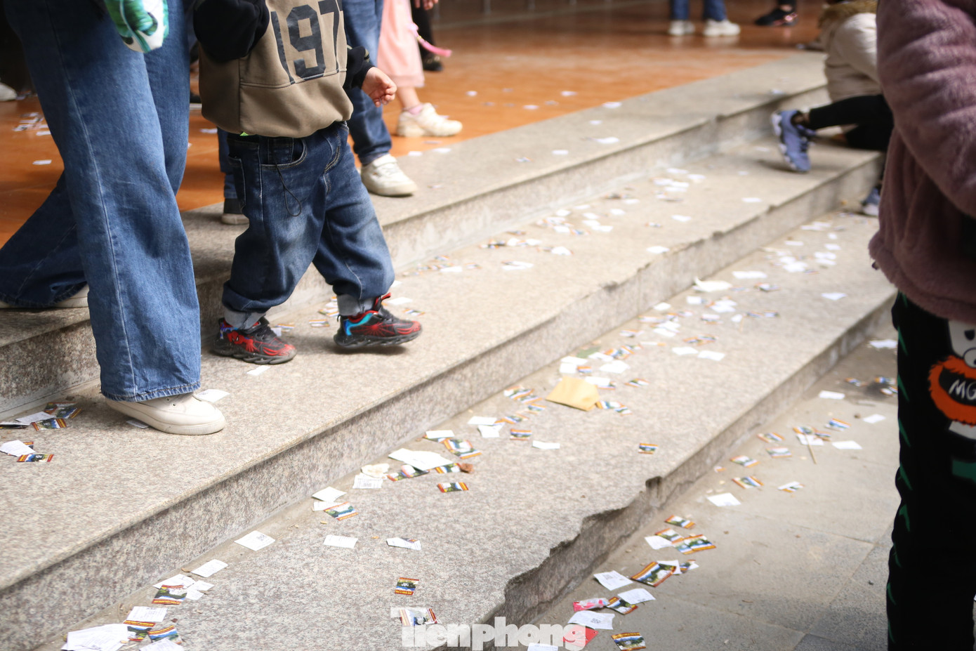 Ngay khi qua cửa soát vé, nhiều du khách tiện tay vứt những tấm vé có mã QR đã qua sử dụng.