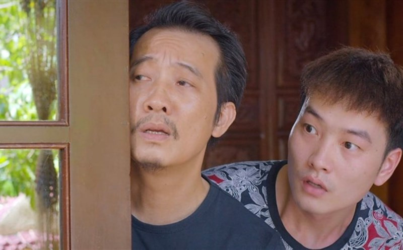 Thanh Bình (trái) gây ấn tượng với vai Lâm - ông bố vui vẻ, hài hước trong Lối về miền hoa.