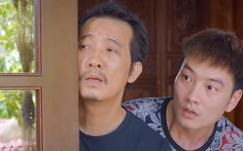 Thanh Bình (trái) gây ấn tượng với vai Lâm - ông bố vui vẻ, hài hước trong Lối về miền hoa.