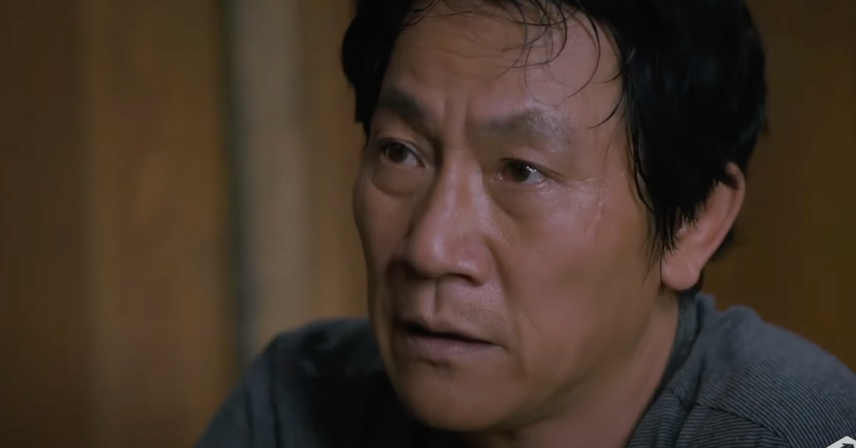 Ánh mắt mỏi mệt pha chút lo lắng của người cha. Ảnh: CMH. Ánh mắt mỏi mệt pha chút lo lắng của người cha. Ảnh: CMH.