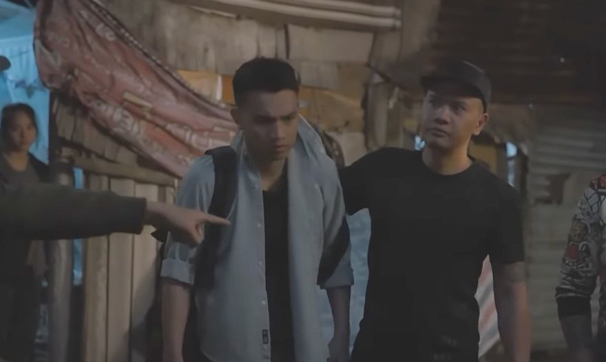 Nhóm cho vay nặng lãi đến tận xóm chợ đòi nợ Thạch (Việt Hoàng). Ảnh: CMH.