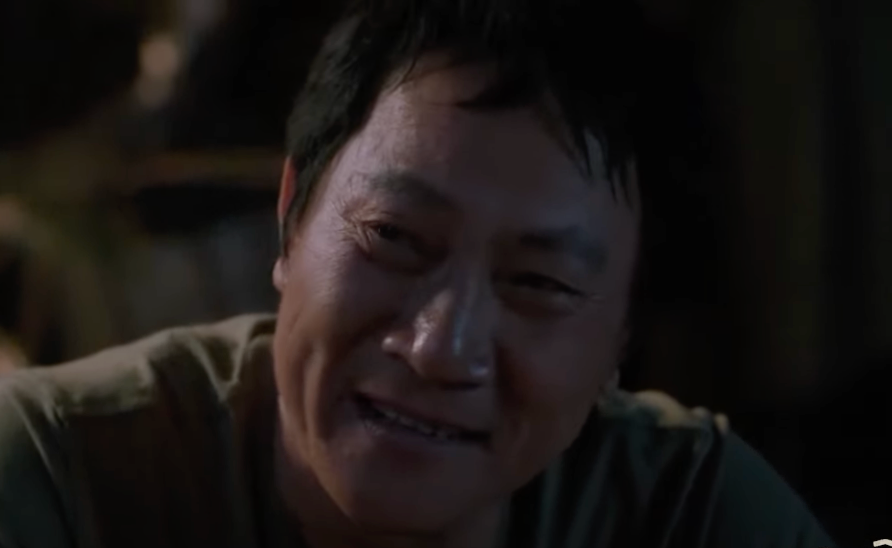 Lưu (NSƯT Hoàng Hải) rưng rưng khi con trai thể hiện tình cảm. Ảnh: CMH.