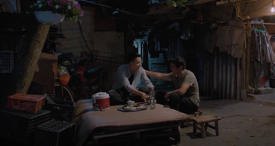 Thạch (Việt Hoàng) về ăn cơm với bố Lưu (NSƯT Hoàng Hải). Ảnh: CMH.