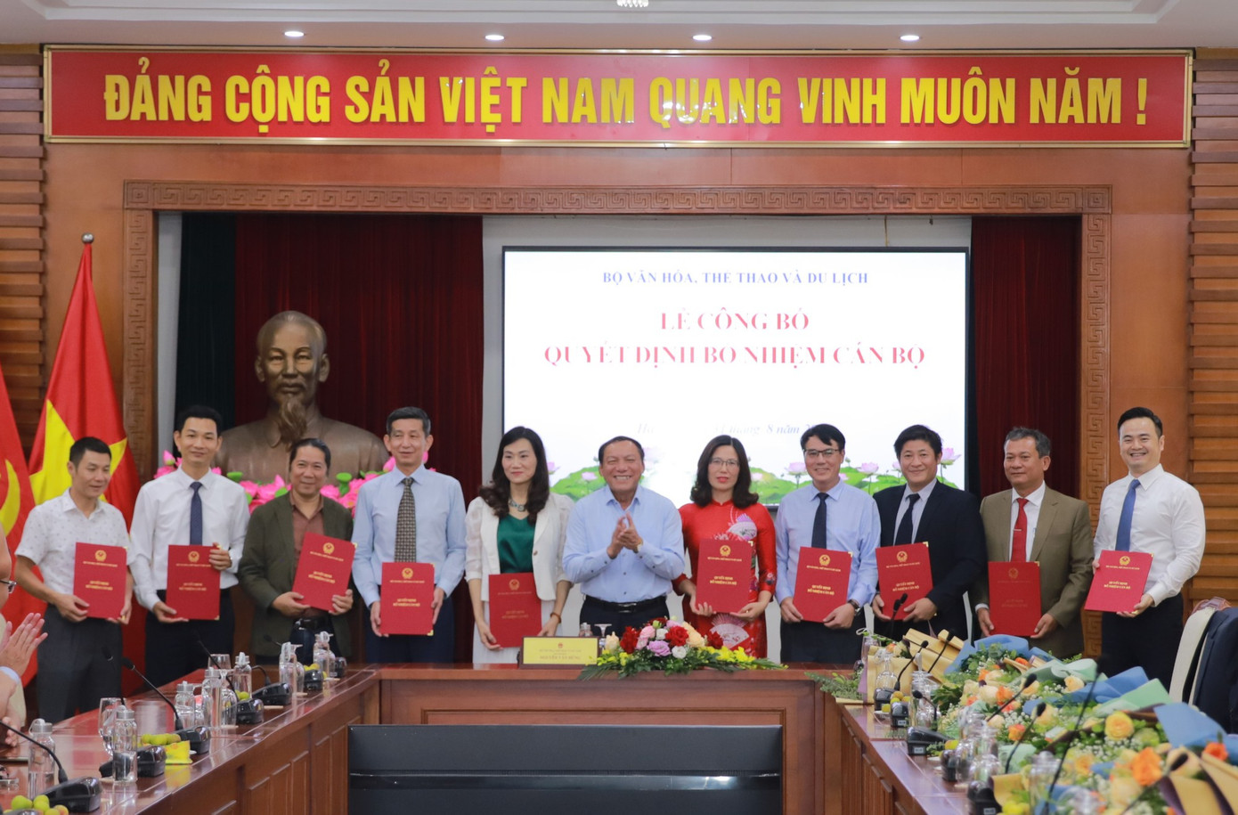 NSƯT Doãn Bằng (thứ ba từ trái qua) tại Lễ công bố quyết định bổ nhiệm cán bộ của Bộ VHTTDL.