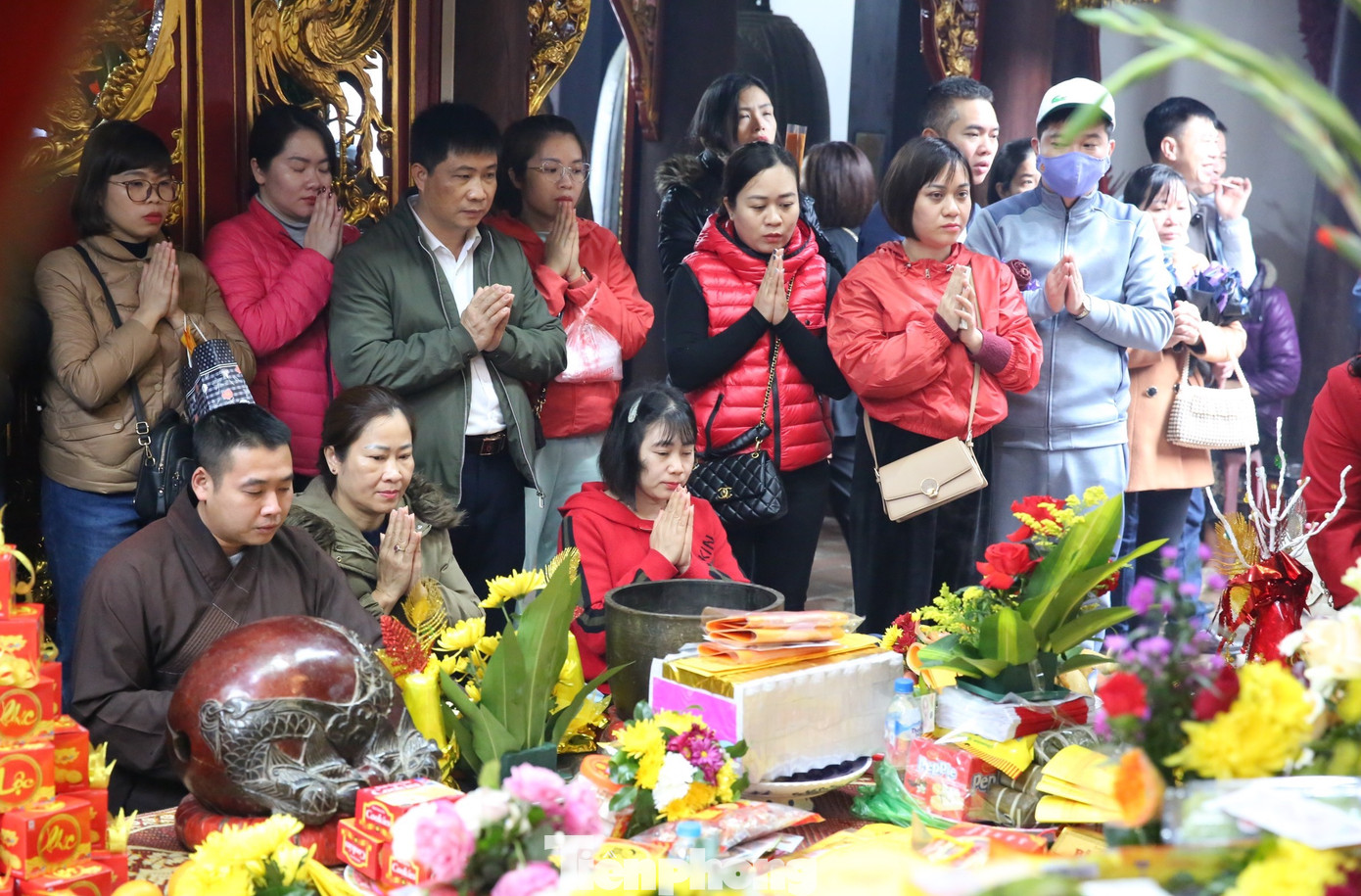 Trong nội cung, người dân, du khách thành tâm dâng lễ cầu mong một năm an lành, bình an cho gia đình. Ảnh: TRỌNG TÀI.