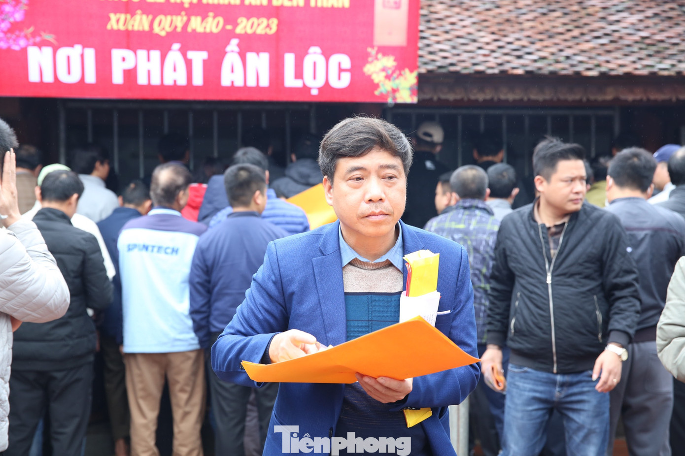 Anh Trần Văn Trường ở Giao Thuỷ, Nam Định cho biết năm nào anh cũng đến đền Trần để xin ấn cho gia đình và bạn bè. Theo anh Trường, năm nay do thời tiết không thuận lợi nên lượng khách về đền Trần không đông như mọi năm. Ảnh: TRỌNG TÀI.