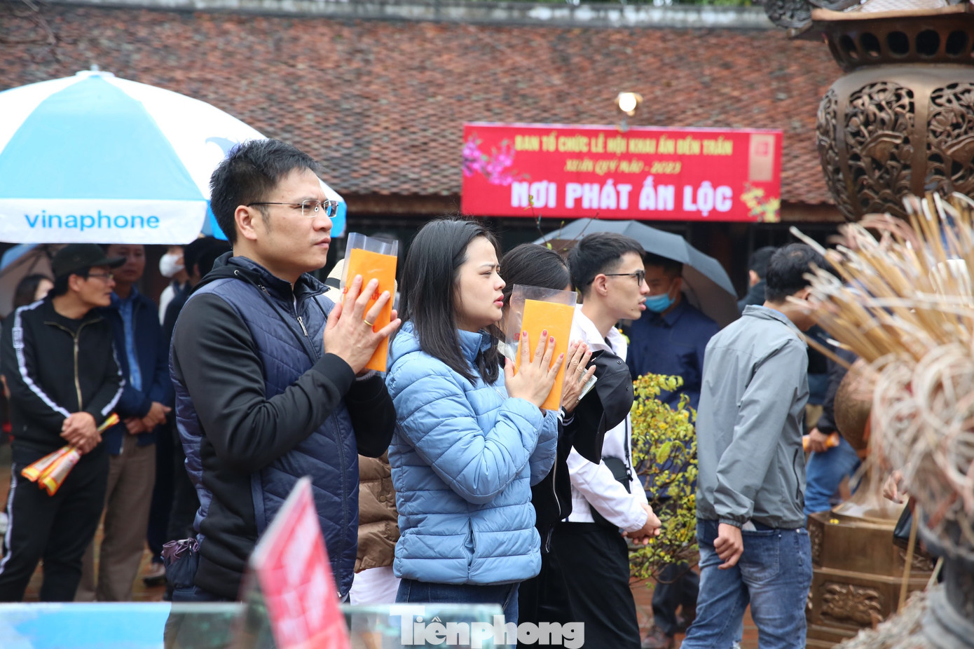 Đa số người dân xin ấn với mong muốn cầu bình an cho gia đình, thu hút thành công, thuận lợi trong công danh, sự nghiệp. Ảnh: TRỌNG TÀI.
