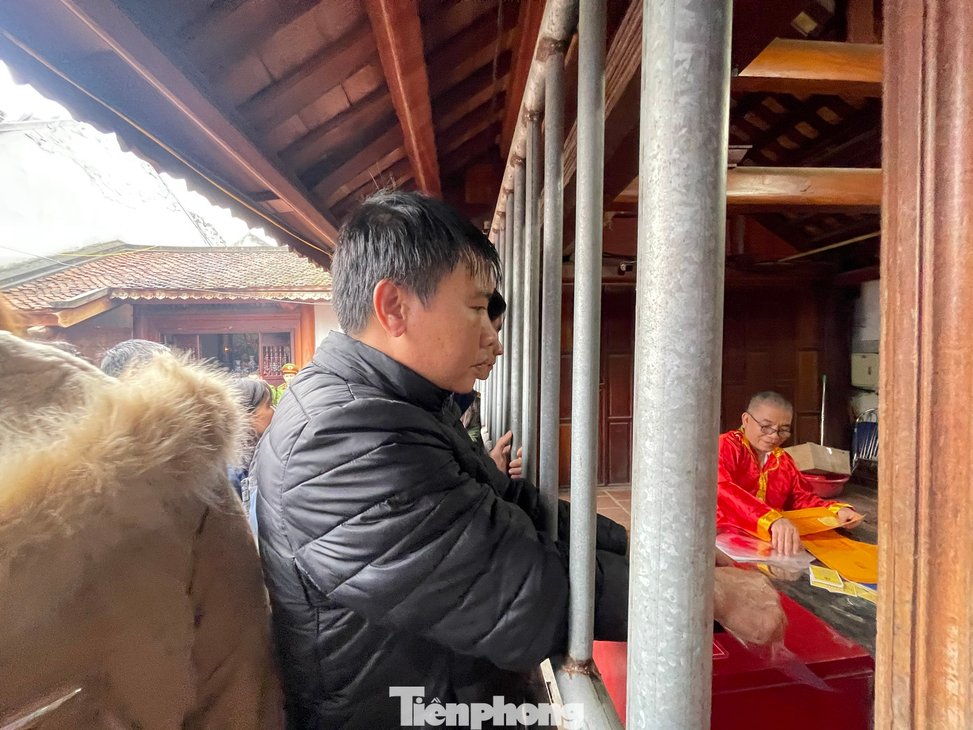 Ông Phạm Ngã (TP. Đà Nẵng) đến đền Trần từ sớm. Năm nay dịch bệnh đã lắng xuống nên ông và bạn bè chọn du xuân vãng cảnh ở một số chùa miền Bắc. &quot;Trước khi đi thăm đền Trần xin ấn tôi cũng đã tìm hiểu ý nghĩa của việc này là cầu mong cho con cháu chữ phúc, mong bách gia trăm họ phải biết giữ gìn phẩm chất đạo đức, tích phúc thật tốt, phúc đức càng dày thì được hưởng lộc càng bền vững...&quot;, ông Ngã cho biết. Ảnh: TRỌNG TÀI.