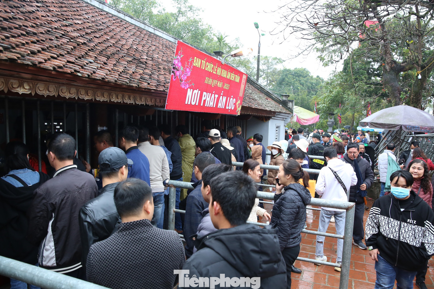 Từ 5h sáng, BTC Lễ hội Khai ấn đền Trần năm 2023 tổ chức phát ấn cho người dân và du khách thập phương tại các điểm: ba nhà Giải Vũ, nhà trưng bày Đền Trùng Hoa. Ảnh: TRỌNG TÀI.