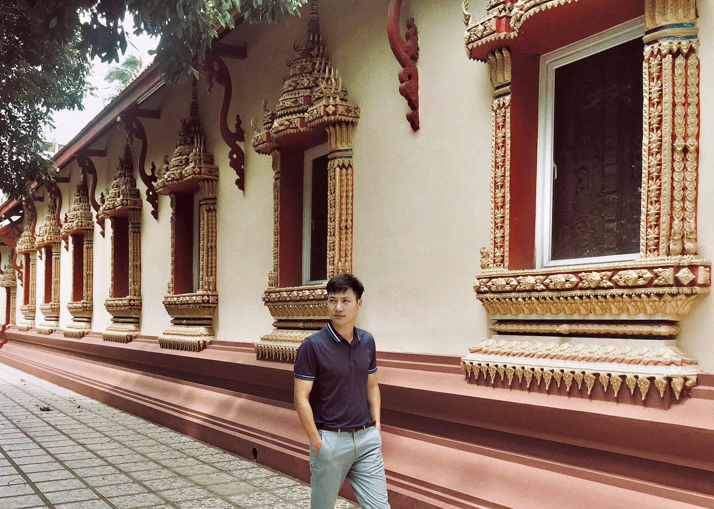 Xuất thân là siêu mẫu ảnh, tốt nghiệp Đại học Sân khấu và Điện ảnh Hà Nội Mạnh Trường sớm đạt được thành công với sự nghiệp diễn xuất. Khi mới vào nghề năm 2007, Mạnh Trường đoạt giải Nam diễn viên phụ xuất sắc nhất phim video tại Liên hoan phim Việt Nam với bộ phim Mùa thu không cô đơn của đạo diễn Trần Trung Dũng.