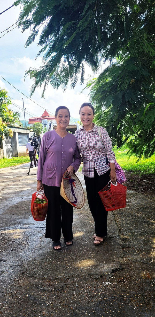 NSƯT Ngọc Tản (trái) và nghệ sĩ Tú Oanh trong hậu trường phim. Ảnh: NVCC NSƯT Ngọc Tản (trái) và nghệ sĩ Tú Oanh trong hậu trường phim. Ảnh: NVCC