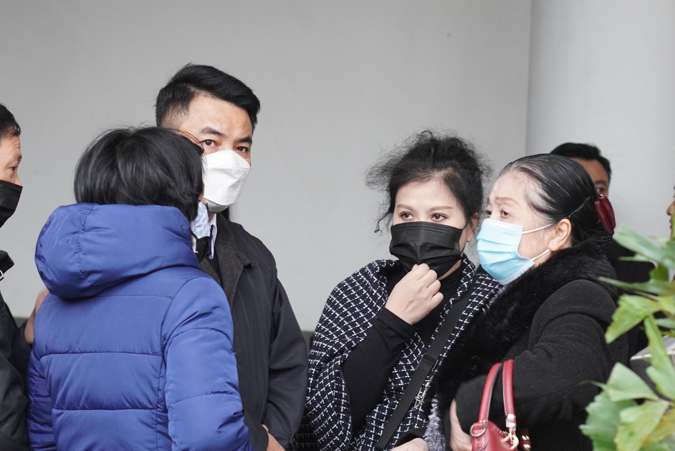 Từ sớm nhiều bạn bè, đồng nghiệp, hậu bối của NSND Trần Tiến đã tề tựu để nói lời từ biệt với ông. Ảnh: TRỌNG QUÂN.