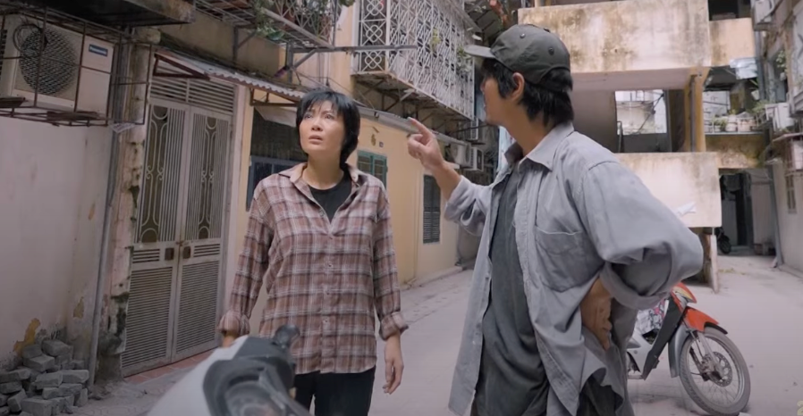 Luyến (Thanh Hương) và Điền (Tô Dũng) tìm đến khu trọ của Thạch (Việt Hoàng). Ảnh: CMH. Luyến (Thanh Hương) và Điền (Tô Dũng) tìm đến khu trọ của Thạch (Việt Hoàng). Ảnh: CMH.