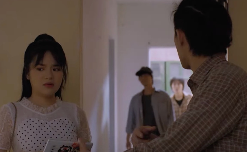 Bát (Tuấn Anh) định lừa tiền của Nga (Hà Đan). Ảnh: CMH. Bát (Tuấn Anh) định lừa tiền của Nga (Hà Đan). Ảnh: CMH.