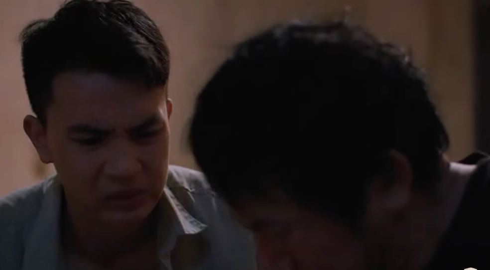 Thạch (Việt Hoàng) xót xa khi thấy bố bị thương. Ảnh: CMH. Thạch (Việt Hoàng) xót xa khi thấy bố bị thương. Ảnh: CMH.