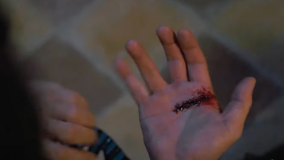 Lưu (Hoàng Hải) bị thương khi tìm cách trốn thoát. Ảnh: CMH. Lưu (Hoàng Hải) bị thương khi tìm cách trốn thoát. Ảnh: CMH.