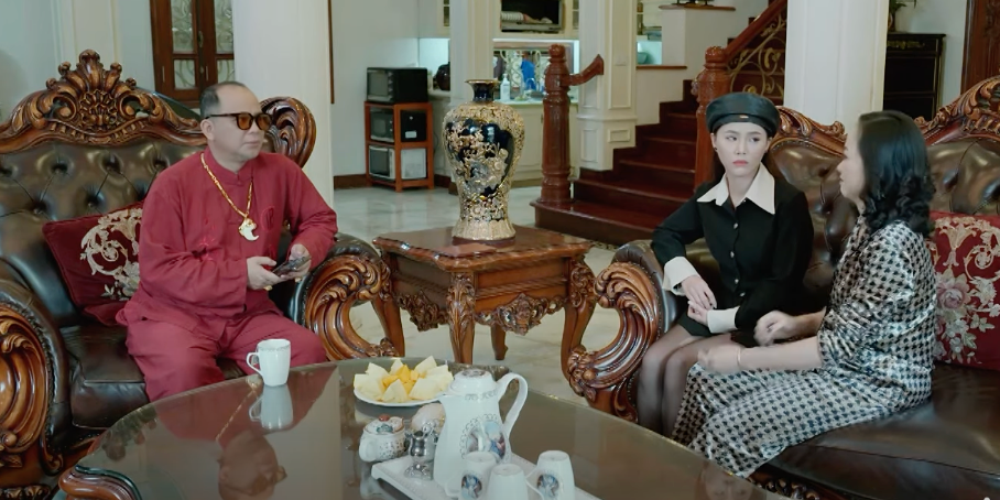 Mai Anh (Minh Thu) xin người từ bố để theo dõi Phương (Việt Hoa). Ảnh: CMH.