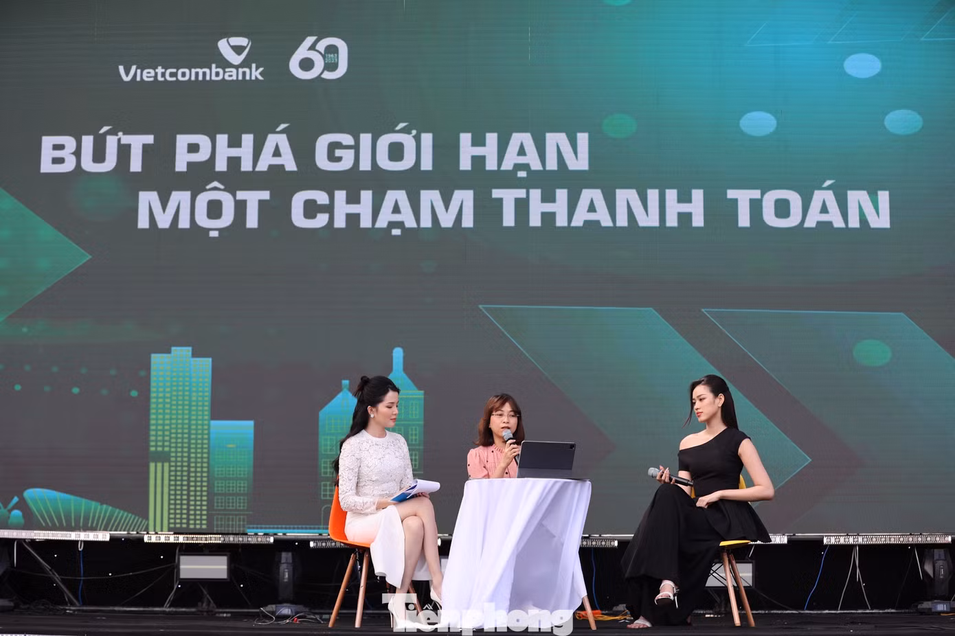 Các khách mời trong buổi giao lưu sáng 8/10.