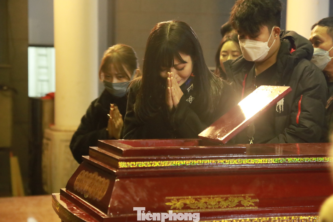 Diễn viên Thanh Hương (trái), Thu Quỳnh nghẹn ngào tiễn biệt đạo diễn gạo cội Doãn Hoàng Giang. Ảnh: TRỌNG TÀI.