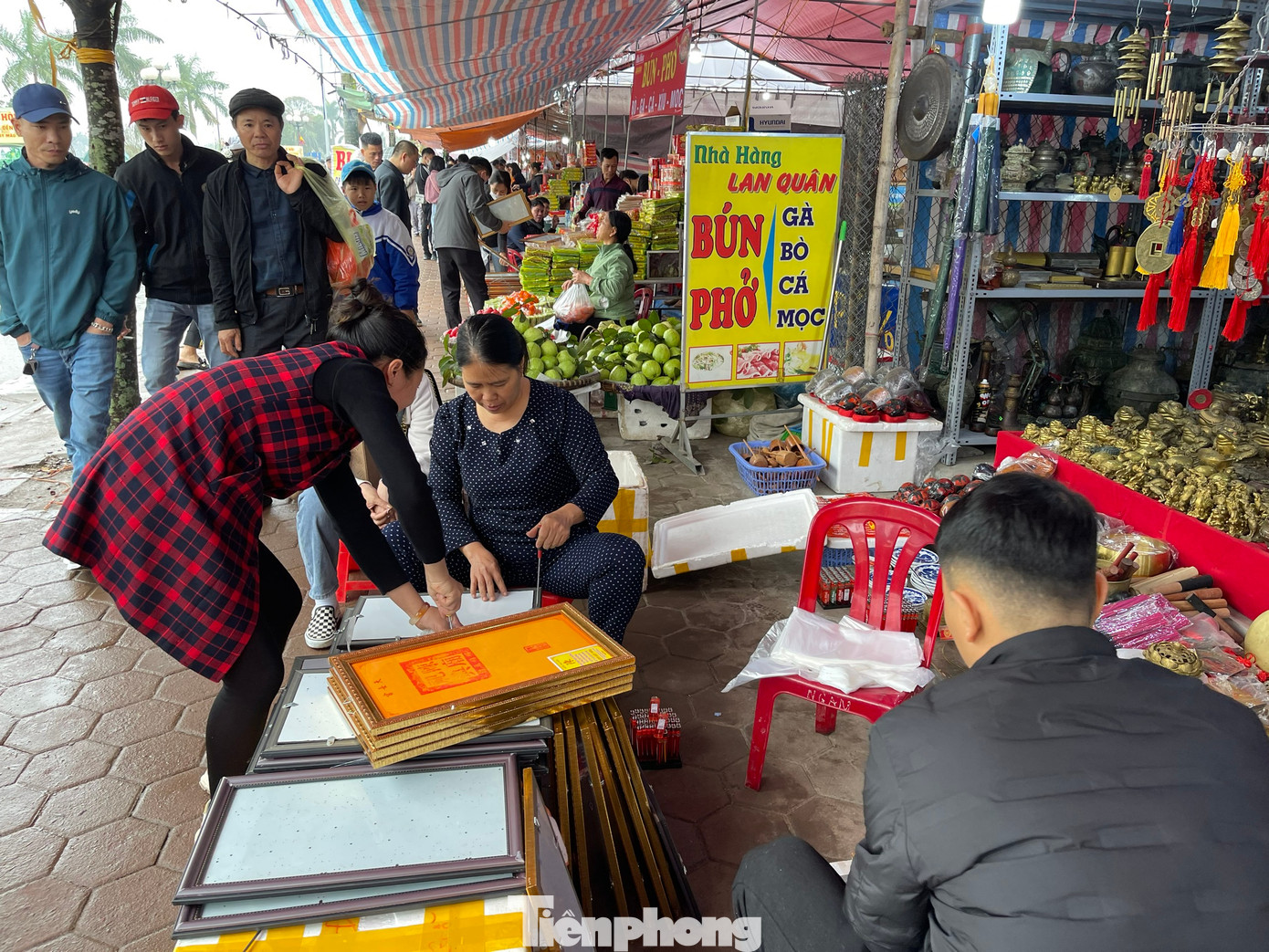 Theo truyền thuyết, người xin được lộc ấn mang về treo tại đền, phủ, từ đường hay tại gia có ý nghĩa trừ ma quỷ, hóa giải rủi ro và điều xấu, thu hút may mắn và thuận lợi trong đường công danh, sự nghiệp. Sau khi xin được ấn lộc, nhiều người dân, du khách đóng khung lộc ấn đem về treo tại nhà. Ảnh: TRỌNG TÀI.