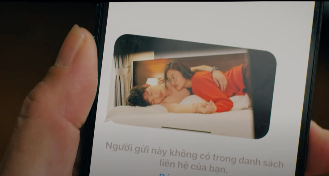 Bức ảnh "nóng" của Ly (Thùy Anh) và Tú (Đình Tú) được gửi cho bố mẹ Tú. Ảnh: CMH.