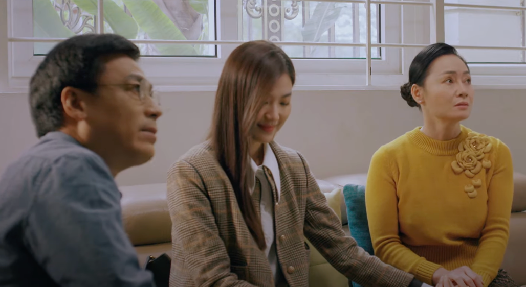 Việc bố mẹ trách cứ Tú và yêu cầu Ly, Tú tách nhau ra khiến Trang rất vui mừng. Ảnh: CMH.