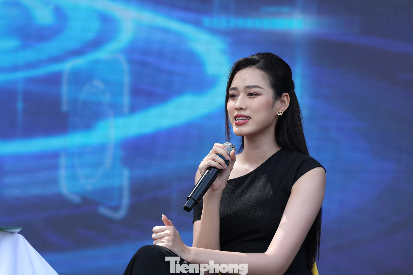 Hoa hậu Đỗ Thị Hà vừa tốt nghiệp ngành Luật kinh doanh của Đại học Kinh tế quốc dân. Hoa hậu Đỗ Thị Hà vừa tốt nghiệp ngành Luật kinh doanh của Đại học Kinh tế quốc dân.