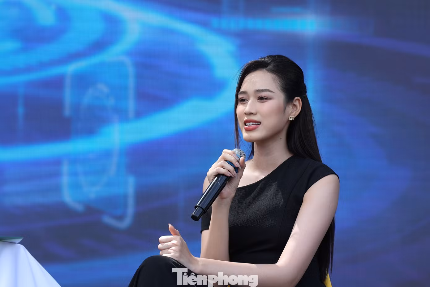 Hoa hậu Đỗ Thị Hà vừa tốt nghiệp ngành Luật kinh doanh của Đại học Kinh tế quốc dân.