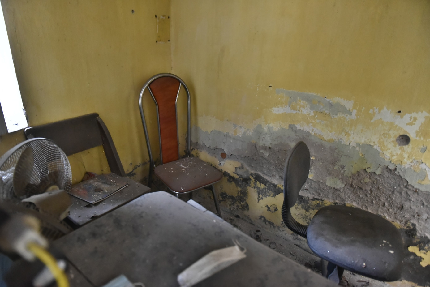 Các phòng chức năng khác tại hãng phim cũng bị bỏ không, bàn ghế, đồ đạc phủ một lớp bụi trắng xoá. Phần chân tường bong tróc lộ lớp vôi vữa bên trong.