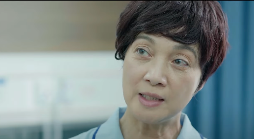 Bà Lan (NSND Lê Khanh) trách Phương (Việt Hoa) không báo cáo về vụ việc của Gia An. Ảnh: CMH. Bà Lan (NSND Lê Khanh) trách Phương (Việt Hoa) không báo cáo về vụ việc của Gia An. Ảnh: CMH.