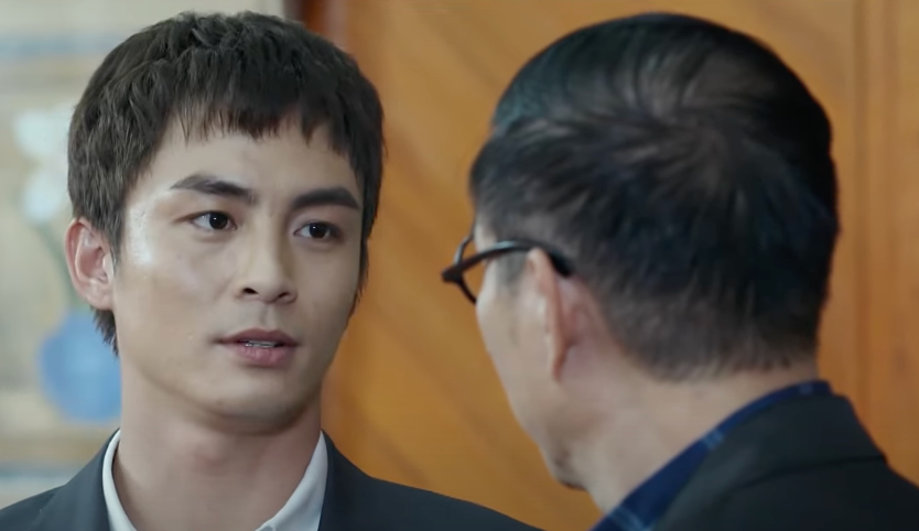 Ông Kình (NSƯT Đỗ Kỷ) - Phó Giám đốc công ty cho Gia An nhiều lời khuyên. Ảnh: CMH. Ông Kình (NSƯT Đỗ Kỷ) - Phó Giám đốc công ty cho Gia An nhiều lời khuyên. Ảnh: CMH.