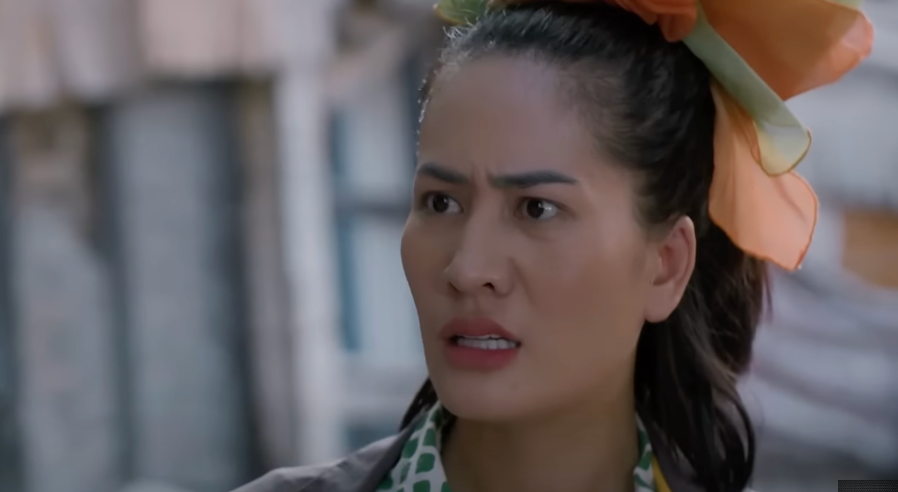 Bình (Minh Cúc) thông báo &quot;dính&quot; bầu cho Điền (Tô Dũng). Ảnh: CMH.