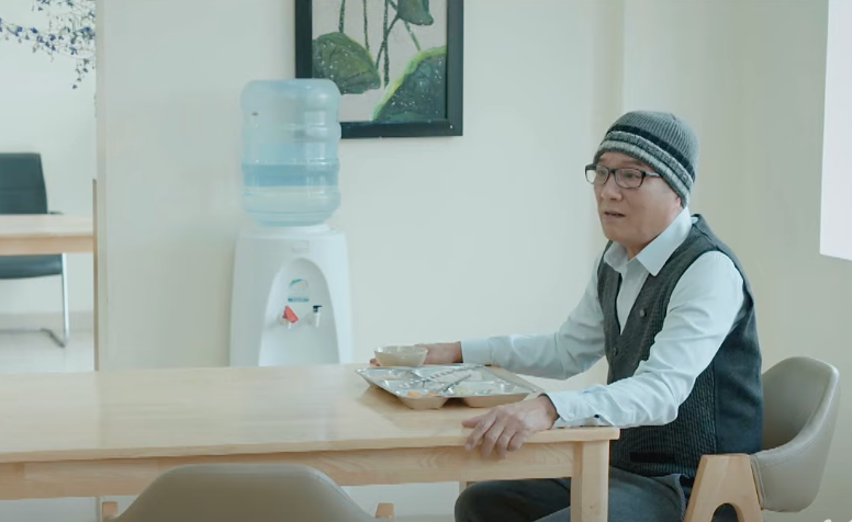 Ông Sang (NSND Trọng Trinh) chê cơm viện dưỡng lão quá ít. Ảnh: CMH. Ông Sang (NSND Trọng Trinh) chê cơm viện dưỡng lão quá ít. Ảnh: CMH.