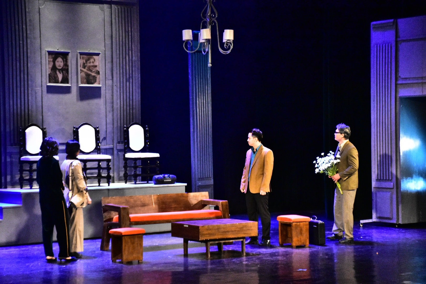 Sân khấu vở Ông không phải bố tôi do họa sĩ, NSƯT Doãn Bằng thiết kế.